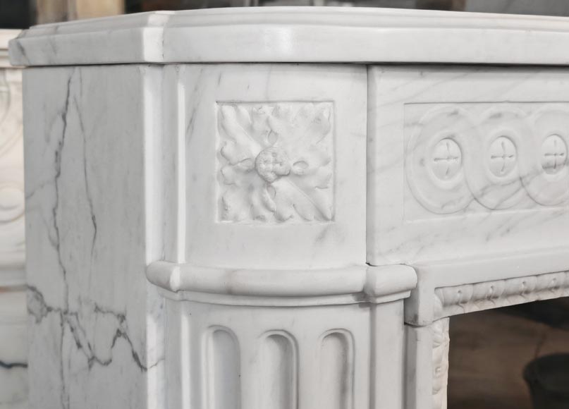 A Louis XVI period fireplace in veined Carrara marble, decorated with a Greek-style frieze.-3