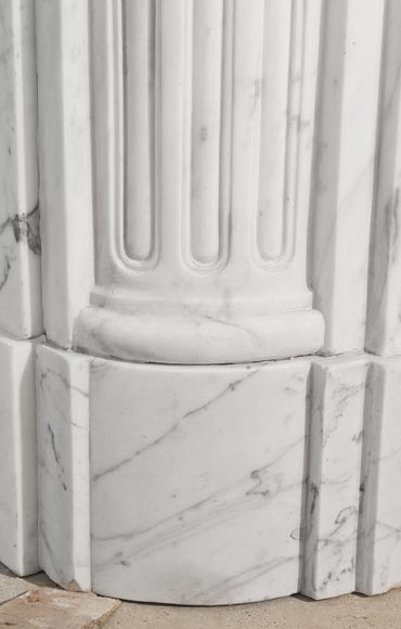 A Louis XVI period fireplace in veined Carrara marble, decorated with a Greek-style frieze.-4