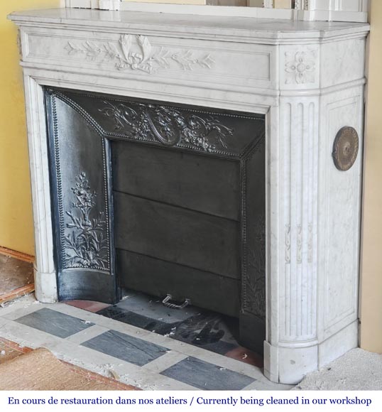 Louis XVI style fireplace with rounded corners and decorated with a laurel wreath, in Carrara marble-7
