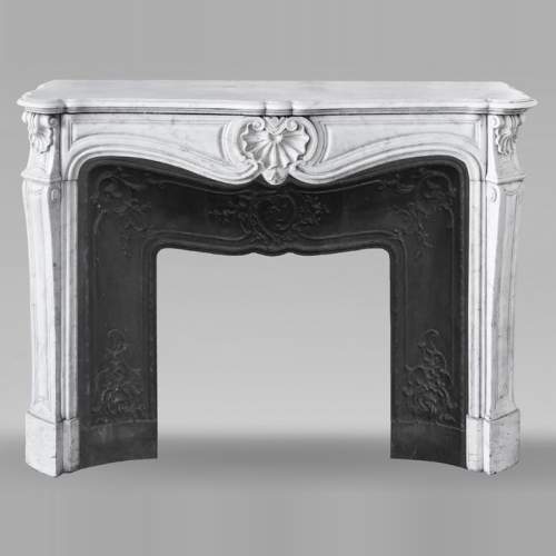 Louis XV style fireplace in Carrara marble, decorated with a shell
