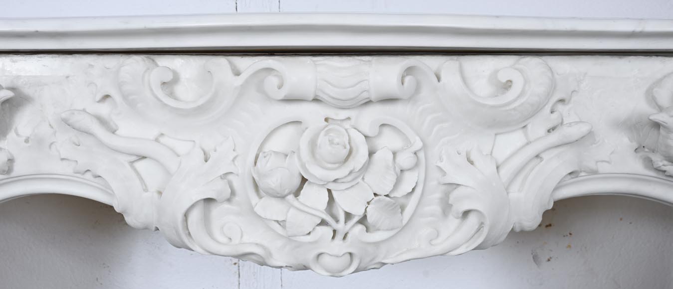 Late 18th-century Venetian fireplace in statuary marble, featuring animal ornamentation Late 18th-century Venetian fireplace in statuary marble, featuring animal ornamentation-1